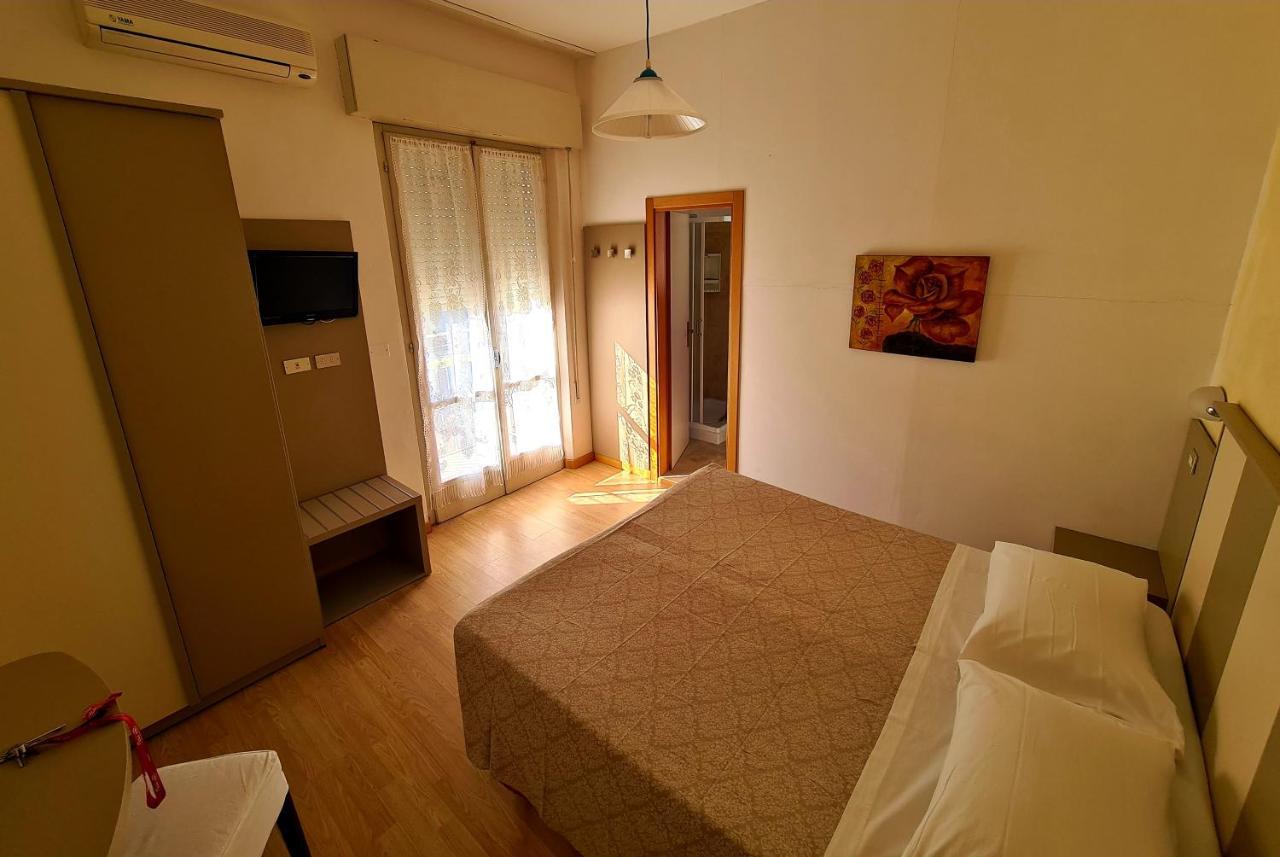 Hotel Camelia Rimini Bagian luar foto
