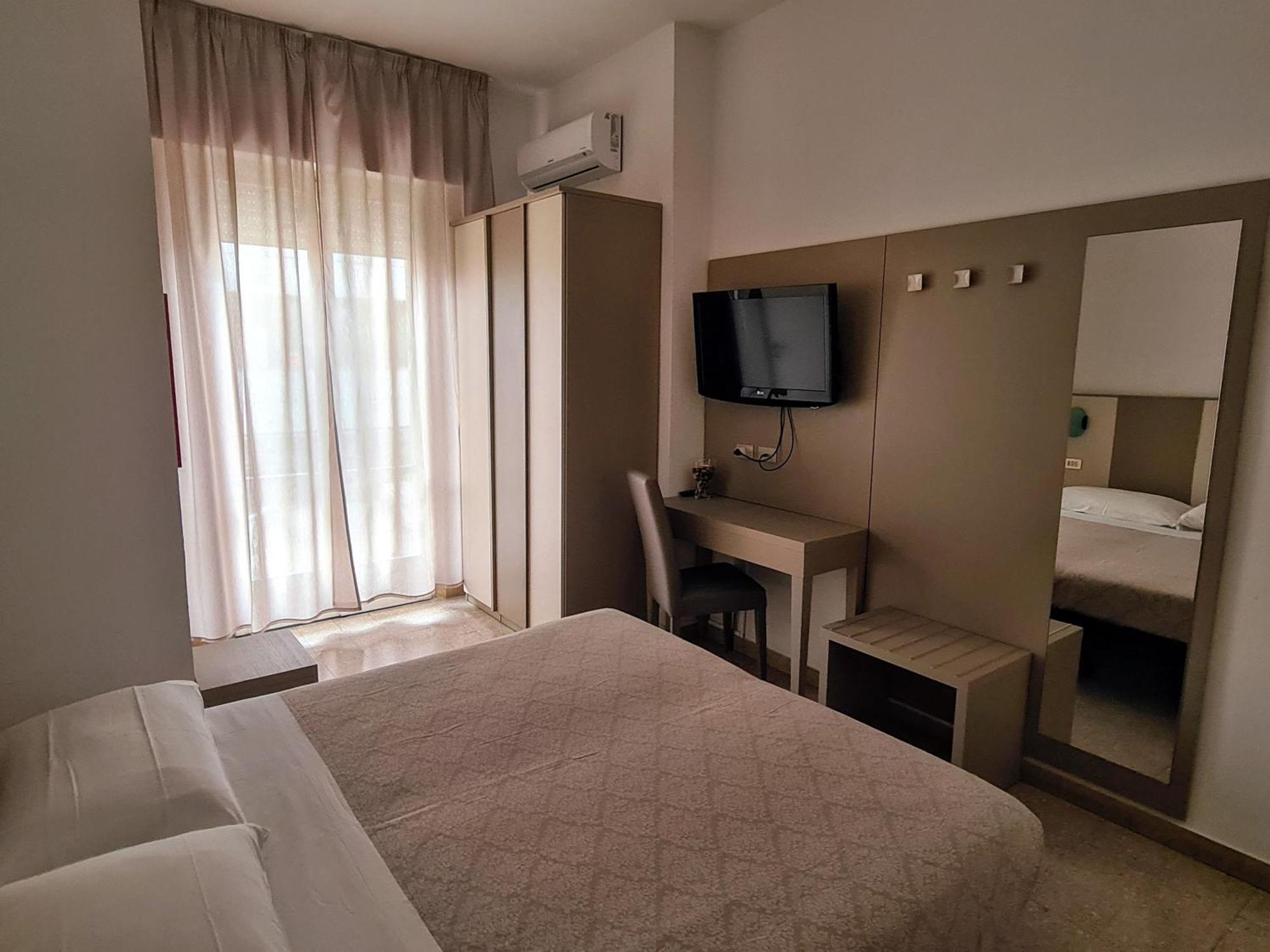 Hotel Camelia Rimini Bagian luar foto