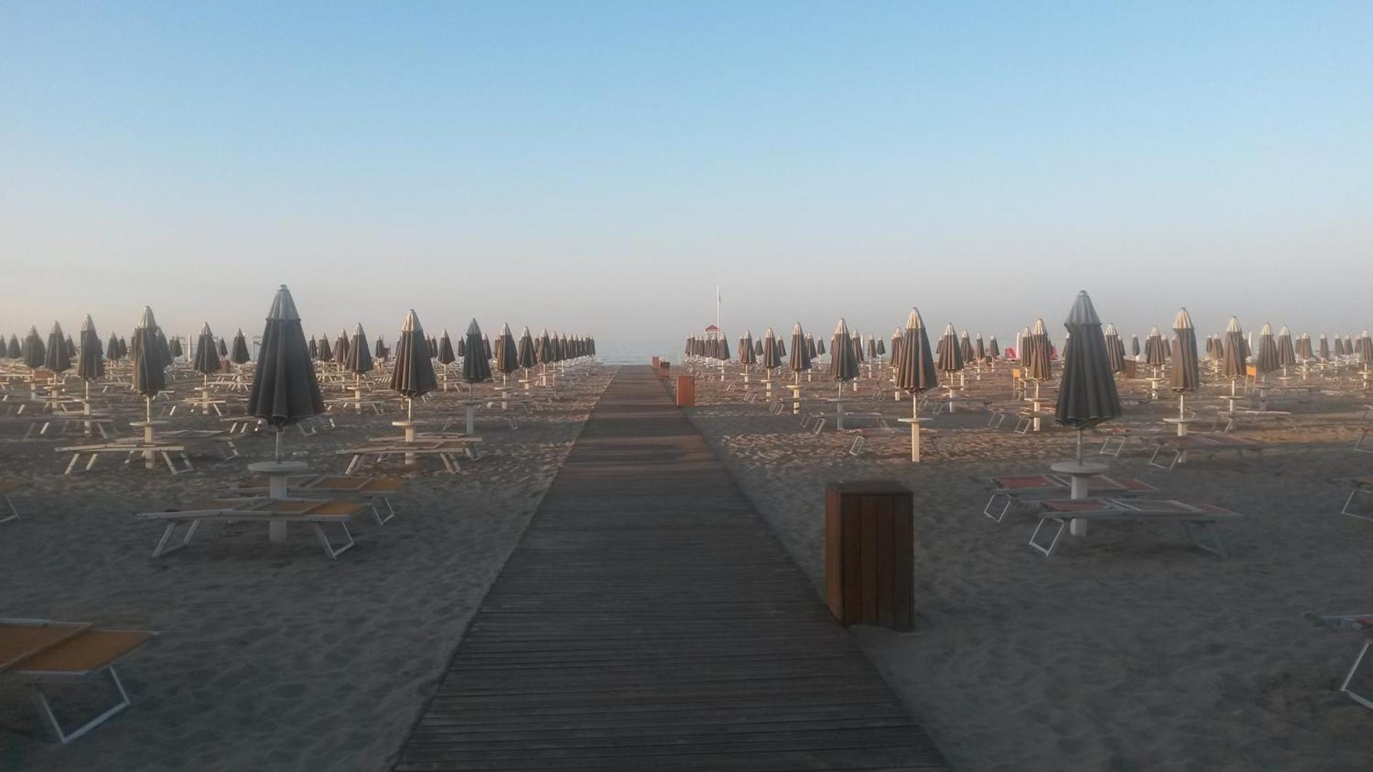 Hotel Camelia Rimini Bagian luar foto