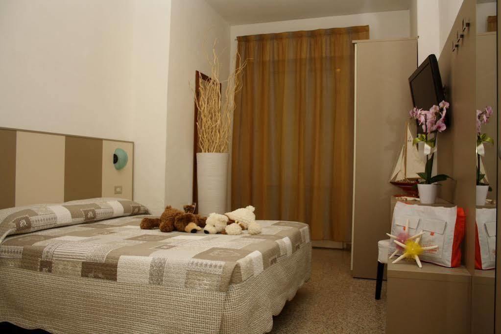 Hotel Camelia Rimini Bagian luar foto