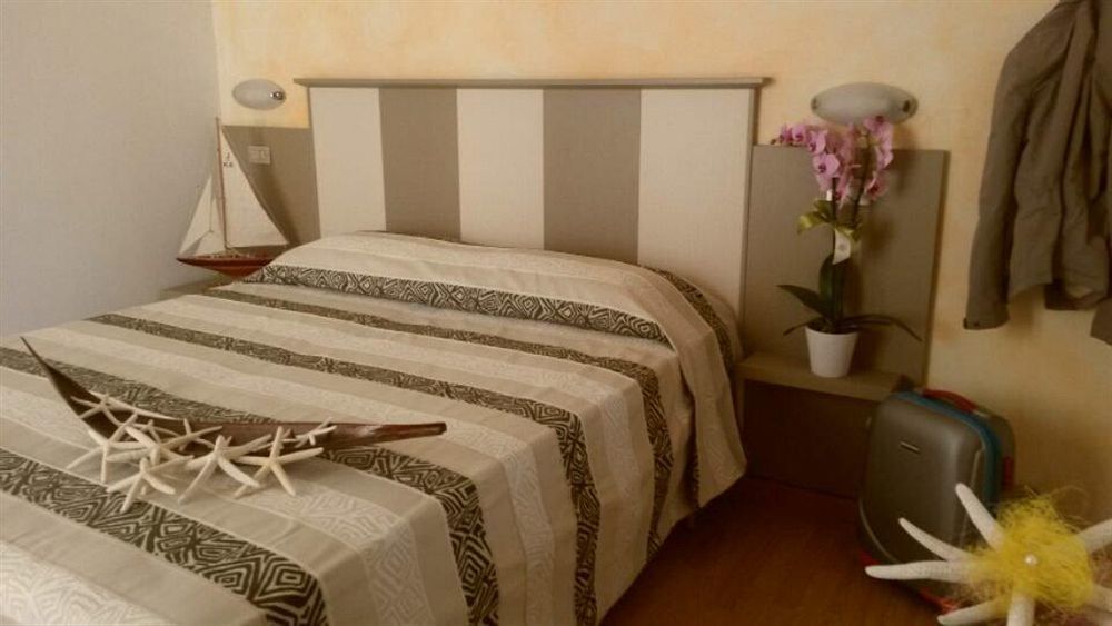 Hotel Camelia Rimini Bagian luar foto